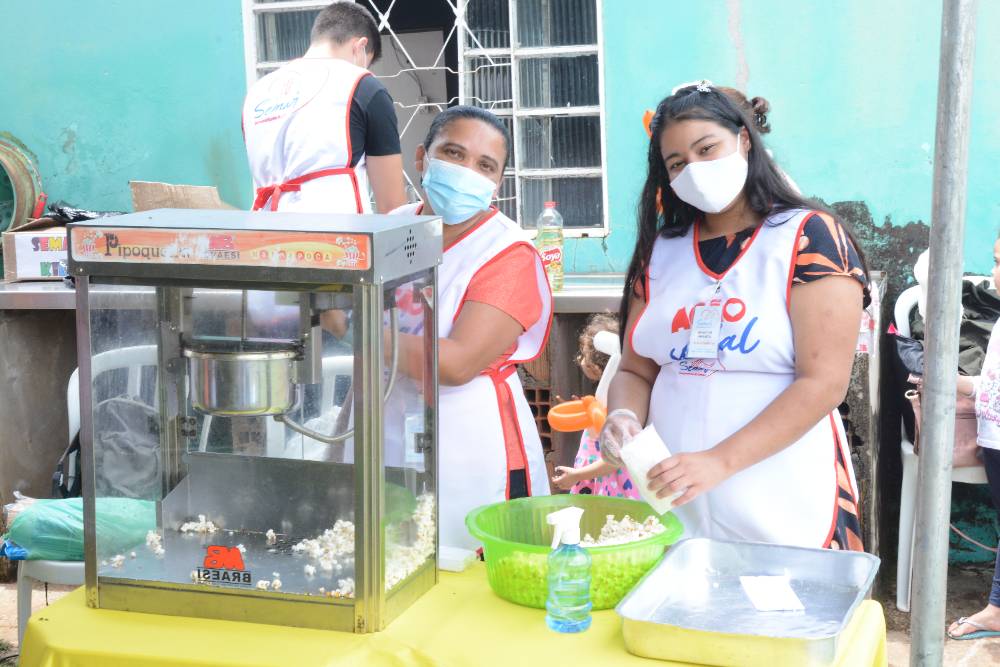 Voluntarias preparando acolhimento para a comunidade